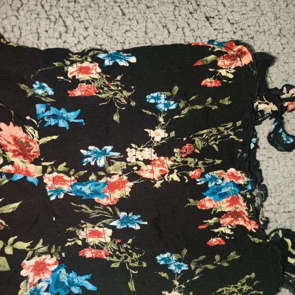 Black floral romper - Picture 3 of 3